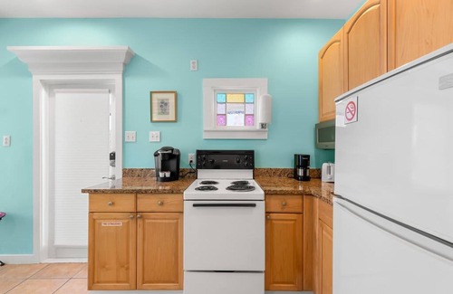 Downtown Apartamento | Poolside Retreat by Brightwild Cottage w Pool