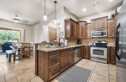 St. George Condominio | Poolside Retreat Directly Across From Pool!