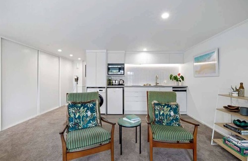 New Plymouth Apartamento | Amaroo - poolside studio near Pukekura Park