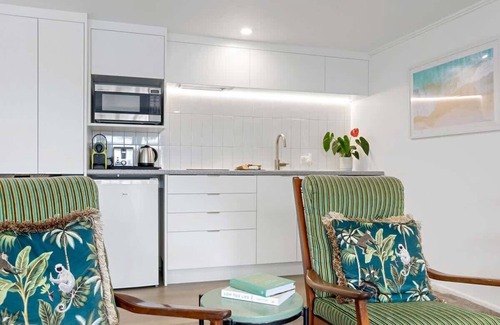 New Plymouth Apartamento | Amaroo - poolside studio near Pukekura Park