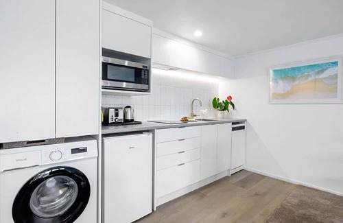 New Plymouth Apartamento | Amaroo - poolside studio near Pukekura Park