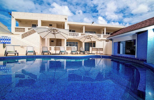 St. Lawrence Gap Apartamento | Poolside Studio, Shared Patio and Hotel Amenities