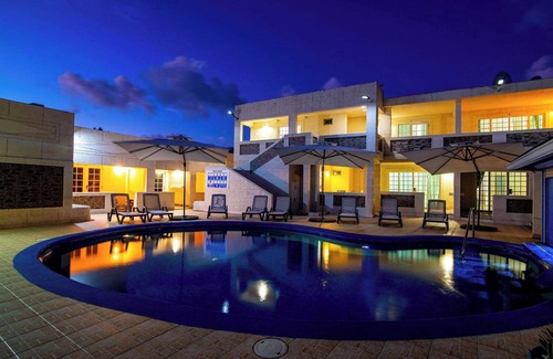 St. Lawrence Gap Apartamento | Poolside Studio, Shared Patio and Hotel Amenities