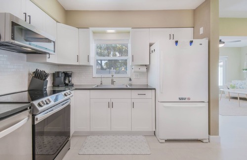 Seminole Casa | Poolside Tropical Retreat - 5 minutes to the beaches