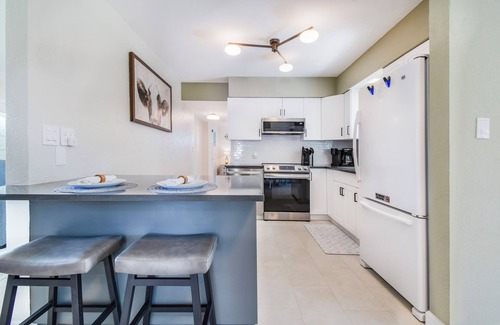 Seminole Casa | Poolside Tropical Retreat - 5 minutes to the beaches