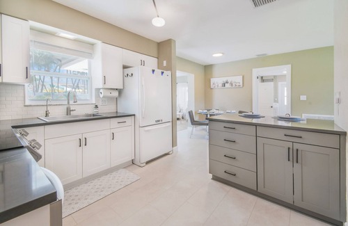 Seminole Casa | Poolside Tropical Retreat - 5 minutes to the beaches