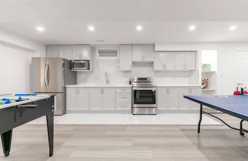 Sutton Casa | PoolTable 8MinsToLake PingPong Foosball King Beds