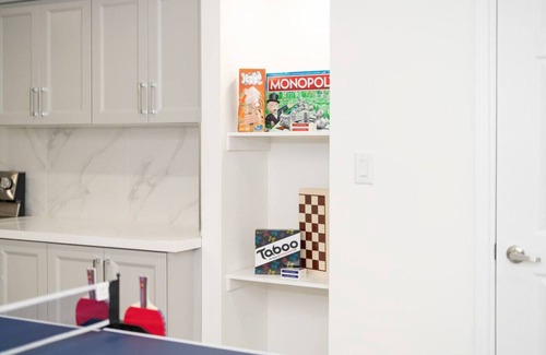 Sutton Casa | PoolTable 8MinsToLake PingPong Foosball King Beds