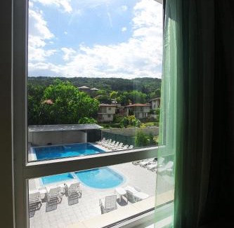 Balchik Apartamento | PoolView Elite Apartment in RoseGardenComplex with BigPool and Parking