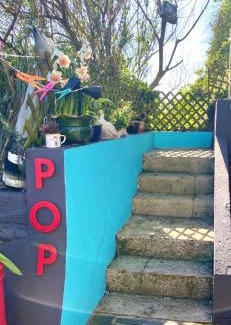 Old Town Hastings Apartamento | Pop Art Pad heart of Old Town with parking!