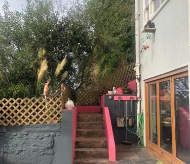 Old Town Hastings Apartamento | Pop Art Pad heart of Old Town with parking!