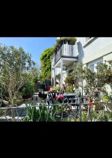 Old Town Hastings Apartamento | Pop Art Pad heart of Old Town with parking!