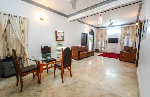 Thiruvananthapuram Cama Y Desayuno | Pop Tavern Deluxe Villa Kovalom by VOYE HOMES