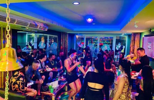 Patong Hostal | Popeyes Hostel, Coffeeshop & Beer Bar