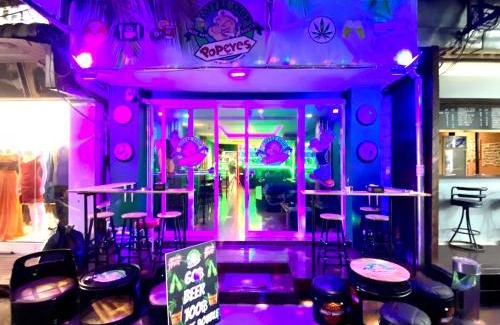 Patong Hostal | Popeyes Hostel, Coffeeshop & Beer Bar