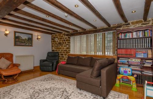 Farsley Casa | Poplar Farm House - Book Your Spring Summer Events Pass The Keys
