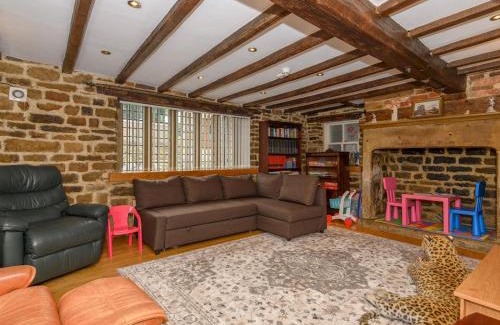Farsley Casa | Poplar Farm House - Book Your Spring Summer Events Pass The Keys