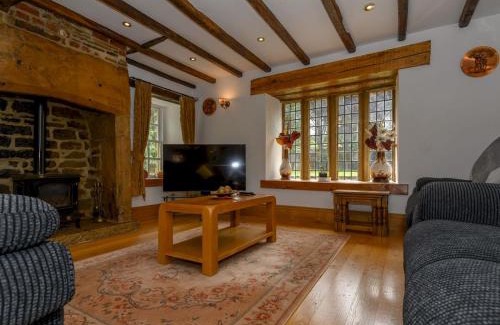Farsley Casa | Poplar Farm House - Book Your Spring Summer Events Pass The Keys