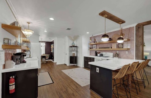 Fredericksburg Casa | Poplar Place Mod With Hot Tub - 1 mi to Main Street