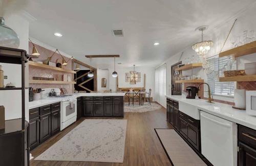 Fredericksburg Casa | Poplar Place Mod With Hot Tub - 1 mi to Main Street