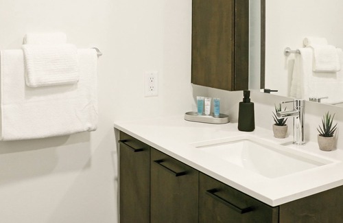 Southwest Apartamento | PoplarHouse 1BD+Den 2