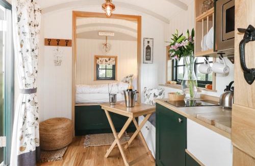 Redmile Casa | Poppie's Shepherd Hut - Uk50227