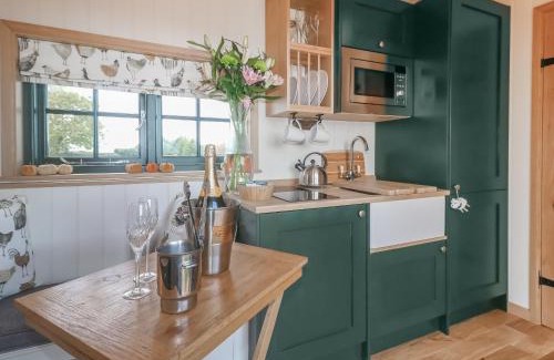 Redmile Casa | Poppie's Shepherd Hut - Uk50227