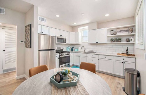 Aksarben - Elmwood Park Apartamento | Poppleton Place - Central Omaha, Zoo, CHI Nearby