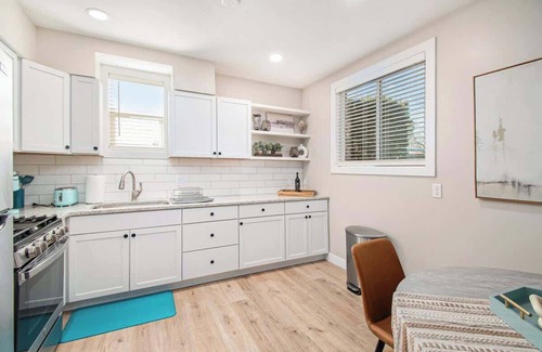 Aksarben - Elmwood Park Apartamento | Poppleton Place - Central Omaha, Zoo, CHI Nearby