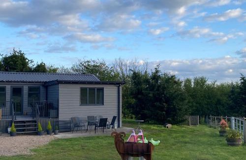 Newark upon Trent Casa | POPPY LUXURY LODGE Sleeps 8 at Fairview farm Ravenshead Nottingham Near Sherwood Forest, Dog Friendly, Farm Stay Great for Wedding Groups,Families,Hen Do,Friends Gathering,Amazing Views