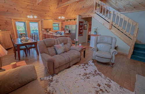 Dandridge Cabina | Poppy’s Place Cabin · Douglas Lake , Amazing Smoky Mountain Views 3 BR Dandridge TN