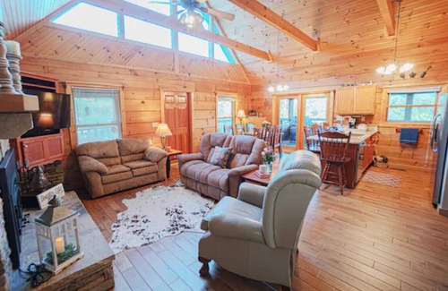 Dandridge Cabina | Poppy’s Place Cabin · Douglas Lake , Amazing Smoky Mountain Views 3 BR Dandridge TN