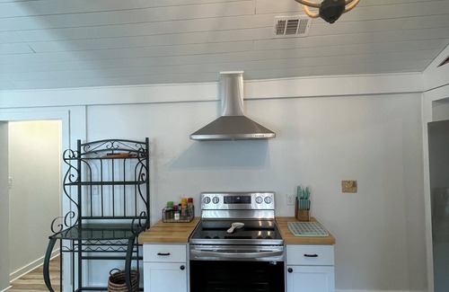 Fairhope Cabaña | Pop’s Country House by the Bay…LOCATION Walk to the Pier and Downtown Fairhope!