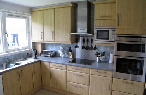 Ullapool Cabaña | Popular Comfortable Well Equipped Cottage in Peaceful Ullapool Street w Parking