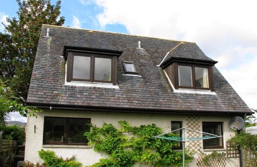 Ullapool Cabaña | Popular Comfortable Well Equipped Cottage in Peaceful Ullapool Street w Parking