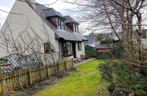 Ullapool Cabaña | Popular Comfortable Well Equipped Cottage in Peaceful Ullapool Street w Parking