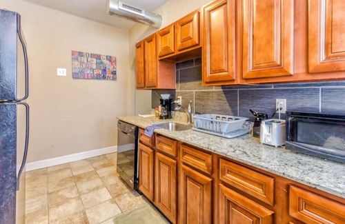 DeBaliviere Place Condominio | Popular King + Queen Beds-Steps to Metrolink & Free Gated Parking