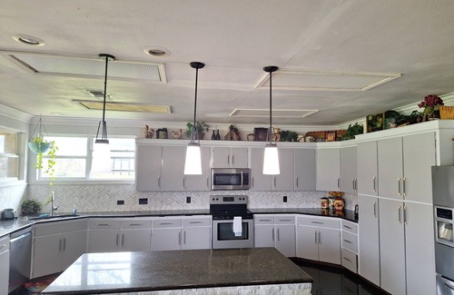 Seguin Casa | Popular large river home pool, pickelball, basketball, volleyball, nice area