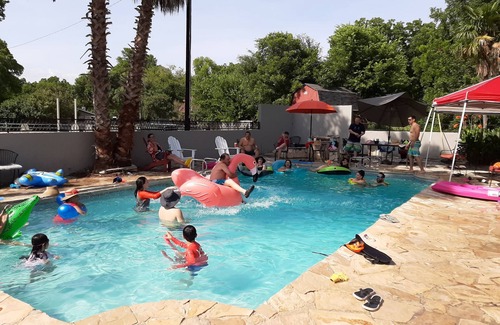 Seguin Casa | Popular large river home pool, pickelball, basketball, volleyball, nice area