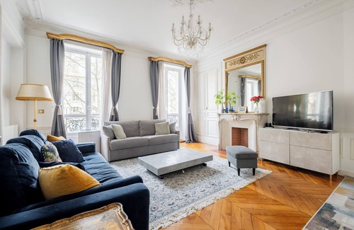 Quartier de l'Ecole-Militaire Apartamento | Porcelain Pelouse, by Veeve