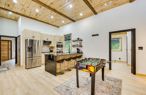 Thornton Casa | Porch and 1-Acre Yard White Mountains Hideaway