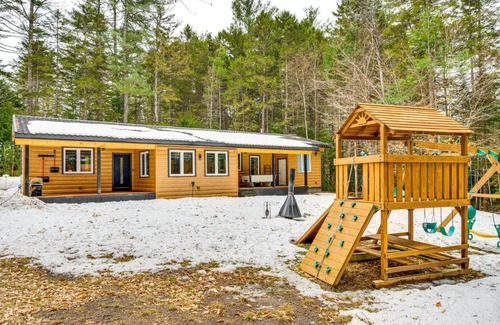 Thornton Casa | Porch and 1-Acre Yard White Mountains Hideaway
