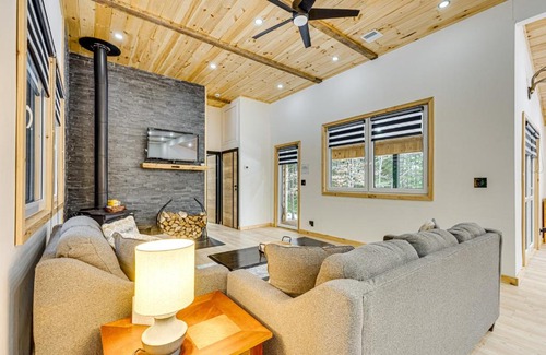 Thornton Casa | Porch and 1-Acre Yard White Mountains Hideaway
