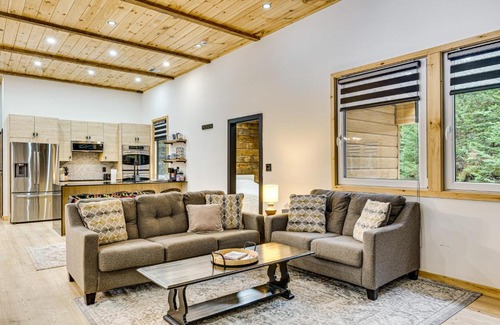 Thornton Casa | Porch and 1-Acre Yard White Mountains Hideaway
