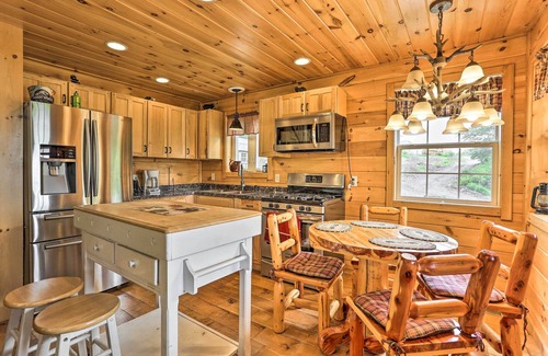 Blakely Cabina | Porch, Fire Pit + Valley Views: Blakely Cabin!