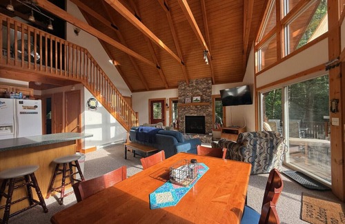 Alpine Lake Apartamento | Porch Paradise | Walk to Lake | Pet Friendly | Sleeps 13