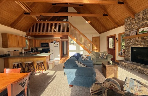 Alpine Lake Apartamento | Porch Paradise | Walk to Lake | Pet Friendly | Sleeps 13