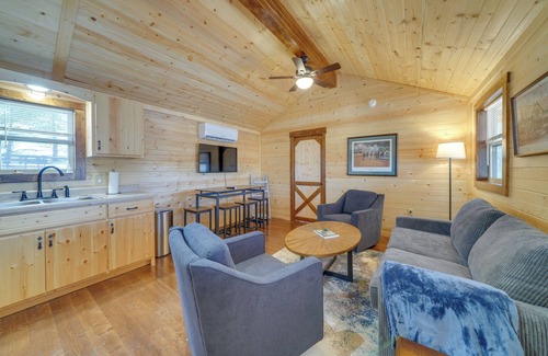 La Grange Cabina | Porch & Pond Views: La Grange Cabin Retreat!