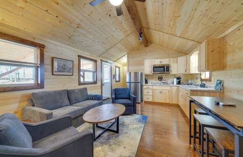 La Grange Cabina | Porch & Pond Views: La Grange Cabin Retreat!