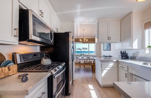 Eastern Malibu Apartamento | Porpoise - Beachfront Penthouse on Dry Sandy Carbon Beach
